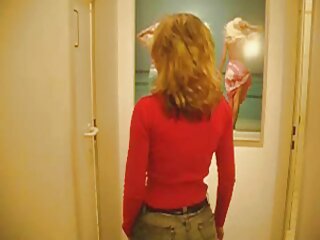 Vue arrière de la vidéo montrant Jasmine Rouge et Honey Demon ayant des felme pournou relations sexuelles lesbiennes passionnées
